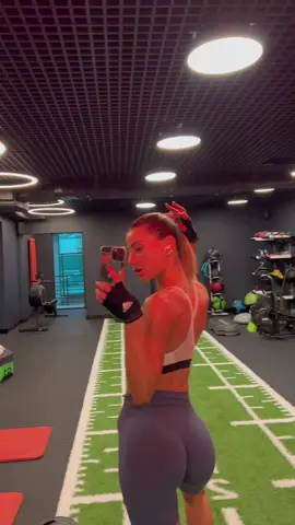 Pre-workout drops with Vitamin C 🍊 #fyp #foryou #gym #workout #legday #Fitness #abs 