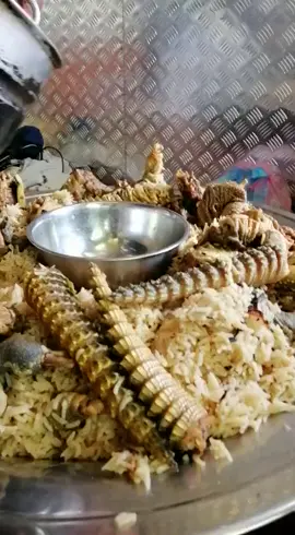 الاكلة المفضله🙂🤣 #PepsiKickOffShow #مشعل_الميموني #fyp #foryou #ضبان #اكلات_لذيذه 