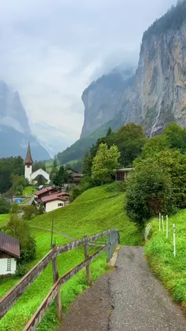 📍Lauterbrunnen🇨🇭#swissroads #switzerland #switzerlandnature #roadtrip #lauterbrunnen #berneroberland #verliebtindieschweiz #swissbeautiful #sisiswiss 