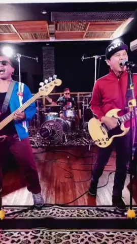 Selamat kembali ke perantauan teman-teman, istirahat jika lelah dan hati-hati di jalan!!👊 Kalian masih bisa dengerin versi fullnya dengan join private membership. Ada yang masih ingat lagu keberapa ini?? Komen dibawah!! . #Soekamti11thAlbum #EndankSoekamti 