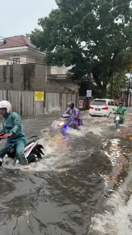 Banjir di bandung hari ini 😔.. (Jl. Sriwijaya Bandung) #banjir #banjir2023 #banjirbandung 