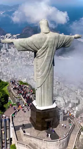 Into the clouds #riodejaneiro ⛅️🇧🇷 #brasil#brazil#rio#cristoredentor#christtheredeemer#riodejaneiroinstagram#fyp#viral#travel#worldwalkerz