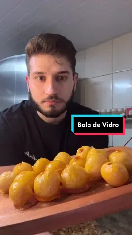 Bala de Vidro Ingredientes: 1 lata de leite condensando  1 colher (sopa) de margarina  100g de coco ralado  1 xícara de açúcar  3 colheres (sopa) de água  3 colheres (sopa) de vinagre Fiz o brigadeiro em fogo baixo e untei com um pouco de manteiga pra fazer as bolinhas  #baladevidro #balabaiana #baladecoco #receitas #receitasfaceis #receitasrapidas 