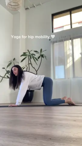 Yoga practice for hip mobility ✨🤍  Start on all fours and hold each pose/movement for 5-10 breaths. You can always add blocks to your practice or a blanket under your knees. Practice at your own risk and listen to your body!  #glowyoga #yoga #yogaathome #hipmobilityexercise #hipstretch