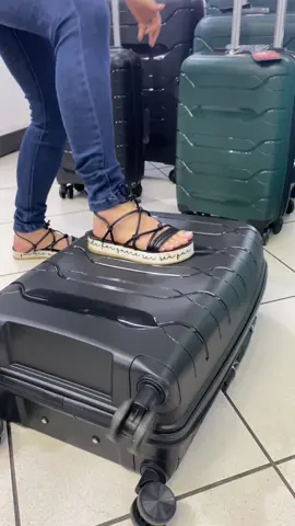 Testando resistência da mala de Polipropileno  O polipropileno é um material que propicia um shape bem mais rígido e resistente a mala.  Durabilidade - Tecnologia e Desing😍   Se você esta à procura de Qualidade e Durabilidade  Venha para @stillusbolsasgyn  Temos várias Opções de Malas loja Completa   Qualidade e Estilo na hora de Viajar !!! Pensou em Viajar @stillusbolsasgyn ✈️Aqui você encontra diversos modelos de kits de malas de viagem ✈️malas de bordo ✈️Bolsas  de viagem e frasqueiras.  Entre em Contato e Confira! 🔺Malas Nacionais e Importadas  🔺Malas de Polipropileno — Policarbonato  🔺Acessórios de Viagem  🔺Pastas e Mochilas Executivas  🚚📦Envio Para Todo Brasil 🇧🇷  🟥LOJA FÍSICA REGIÃO DE CAMPINAS- GO 📍Loja 1 - Matriz  Avenida 24 de outubro n:1567 -  St Campinas -Go  ( Em frente Banco Mercantil do Brasil ) 📍Loja 2  Avenida São Paulo n 429 Sala 1 Mercado de Campinas -Go  📍Loja 3  Avenida Anhanguera n 8.430 Esquina C/ ipameri - St  Campinas -Go #polipropileno#bolsasdepolipropileno   #maladebordo#bordo#maladeviagem#maladeviagem#maladematernidade#viagem#aerolook#aerolook#maladeviagem#aeroporto#malasgoiania#malasdeviagem#bordo#viagemtop#aeroporto#malaquebrada 