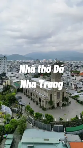 Nhà thờ Đá hay còn gọi là Nhà Thờ Núi (tên chính thức là: Nhà thờ chính tòa Kitô Vua) là một nhà thờ Công giáo ở thành phố Nha Trang, tỉnh Khánh Hòa. Nhà thờ toạ lạc trên đỉnh đồi Hoàng Lân, đầu đường Nguyễn Trãi giao với đường Thái Nguyên (Ngã 6) được cha sứ Louis Vallet khởi công xây dựng ngày 3-9-1928 và hoàn thành vào tháng 5-1933. Để tạo được mặt bằng trên đỉnh núi Bông, với độ cao 12m, khi xây dựng người ta phải dùng khoảng 500 trái mìn. Tuy đã trên dưới 90 năm tuổi, trải qua bao mưa nắng nhưng với lối cấu trúc độc đáo nhà thờ núi vẫn giữ nguyên vẹn những giá trị kiến trúc từ xa xưa. Hiện nay nhà thờ được đưa vào danh sách di tích và thắng cảnh của tỉnh Khánh Hoà.. #TravelVlog #CảnhĐẹpViệtNam #PhongCảnhViệtNam #travel #tiktoktravel #khánhhoa79 #nơitôimuốnđến #beutiffullplacetobe #việtnamtiktok #SomewhereInVietnam #nhathonuinhatrang 