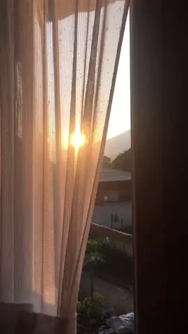 vibes pagi di kamar kecil memanjang sederhana.