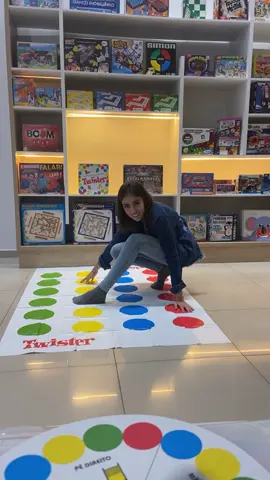 O jogo Twister além de trabalhar a coordenação motora, pensamento rápido, conhecimento de direita, esquerda e lateralidade, ele é um jogo pura diversão!  É mto simples de jogar: os jogadores se posicionam em pé  em quaisquer das cores dentro do círculo.  O juíz começa o jogo lançando o desafio da roleta, pé esquerdo no verde, mão direita no amarelo…  Os jogadores tem que cumprir o desafio, aquele que encostar o joelho, cotovelo ou desequilibrar, sai do jogo.  O vencedor é o último a permanecer no jogo! 🥇 Chama os amigos que esse jogo é para gastar energia!