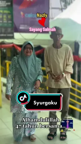 Saya bersyukur masih lg berjasa untuk mak bapak, gembirakan mereka berdua.  Korang pun kena buat terbaik untun mereka. Luangkan masa. Curahkan segalanya. Kasih sayang dan apa keperluan mereka.  Sentiasa la balik jenguk2 mereka. Love mak ngn bapak. Dah 47 tahun mereka melayari bahtera rumahtangga kekal hingga skrg.  Mak, bapak… cek syg mak ngn pak… #santai #makdanbapak❤️😘 #ibu #ayah #syurga #tiktoker #tiktokmaysia 