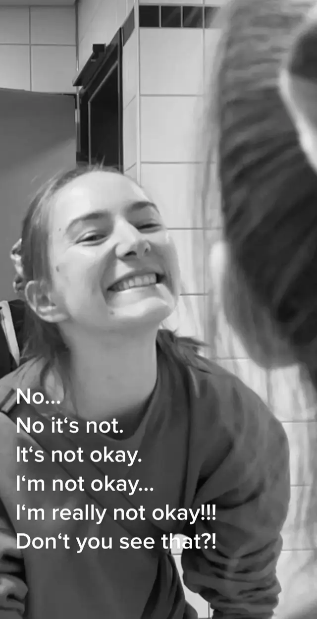 Ich höre echt immer wieder, dass ich gut ausschaue, dass es sie freut, dass es mir besser geht. Manche sagen sogar, es geht mir gut…mir geht es gut, weil ich so viel unternehme, viel lache, aktiv auf Social Media bin, häufiger und schneller antworte. WEIL ICH ESSE, ZUNEHME, KEIN SVV, ach ja und weil ich schon „lange“ nicht mehr stationär war! Traurig wenn das die Indizien dafür sind, dass es mir gut zu gehen scheint oder sich anderen Betroffenen!!! Keine der Aussagen/Kommentare oder Bemerkungen beruht auf einer Frage, wie: „Wie geht es dir?“!!!! Das macht mich traurig. Oder noch besser, man wird gefragt und sagt dass es einem zurzeit nicht gut geht ABER die Zunahme passt, deshalb kann es ja nicht so schlimm sein… Ich frage mich, wann das endlich aufhört… markiert sind Menschen, bei denen ich denke, dass sie darunter auch manchmal darunter leiden!❤️‍🩹 wir bleiben strark! #stopthestigmaofmentalillness 