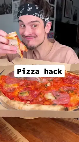 Who is eating this Pizza the right way?❤️🍕😌 . #pizzlove#pizzahack#showmethelifehack#mnam#chefkoudy#foodfun#funfood#howtoeat#italianfoods#normalvsitaly#normalvsitalian  