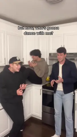 just 3 bros harmonizing in the kitchen 😅👊🏻 @alexanderstewart @jonathantilkin 🤍 #sing #carelesswhisper #georgemichael 