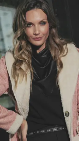 Hoy Queremos Destacar Nuestro Tapado Stefania. Realizado En Lanilla Con Corderito, Y Reversible, Lo Que Lo Convierte En Una Prenda Infaltable Para Tu Guardarropas Invernal, Ya Que Te Da La Posibilidad De Crear Diferentes Looks! #martinaditrento #stefania #tapado #life #tendencia #moda