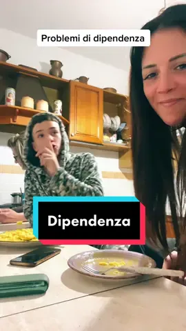 Manco mentre si cena si stacca! Ma che modi… #gioovifamily @CHRII🐊🩸⛓ 