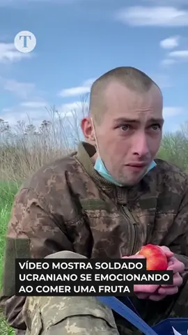 Um vídeo em que um ex-prisioneiro de #guerra se emociona ao comer uma #fruta, sentado no chão, viralizou nas redes. Ele é um dos 44 #soldados #ucranianos trocados por 44 soldados russos nesta quarta (26). #otempo