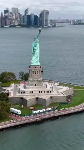 Statue of Liberty - The statue’s name derives from the Goddess it represents; Libertas, a Roman deity personifying freedom. Libertas appears on Roman coins from the period of Julius Caesar’s assassination, supporting the Republic. 🗽🇺🇸 ✧  ✧ ➢ Credit 👉🏆📽 @pablo_barajas                  ✧ ✧ ➢ Follow 👉 🇺🇸@conexao.america for more photos and movies about United States 🇺🇸 ✧ ✧ ➢ Alliance @america_states @enjoy_la_ @latinbrazil ✧ ✧ ➢ ✈ Mark your photo with tag #conexaoamerica or @conexao.america and we'll post it!  ✧ ✧ #newyork #America #ny #nyc #newyorkcity #newyorker #street #usa #ilovenyc #manhattan #brooklyn #newyorkphoto #newyorkcitylife #ilovenewyork #photo #newyorkfashionweek #newyork_ig #newyorkstateofmind #newyork_instagram #travelnyc #empirestatebuilding #newyorklife #newyorkphotographer #photoftheday #newyorkstate #visitnewyork #travel #newyorkyankees #newyorktimes #instanyc