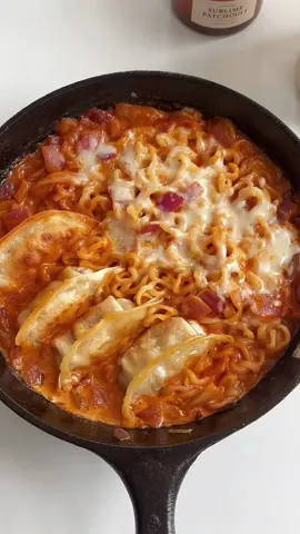 This was so satisfying 😭 Recipe video coming soon 😋 #FoodTok #yummy #ramen #spicynoodles #spicycreamynoodles #gochujangnoodles #spicynoodles #cheesynoodles  