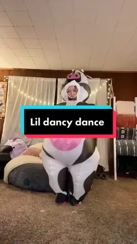 Doin a lil dancy dance 🐮✨ #dancetrend #trendingdance #inflatablecostume #cowcostume #inflatablecowcostume #dancydance 