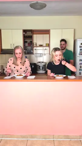 I just pranked my girlfriend alexisfeather and my mom at dinner 😂😂#wigofellas #funnyvideos #funny #viral #fyp #foryou #prank #fypシ