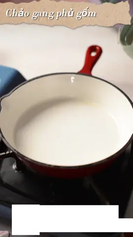 Chảo gang phủ gốm mặt trong, mặt ngoài. Chống dính tự nhiên. Dùng được mọi bếp. Có thể trưng bày trực tiếp tại bàn ăn.#gangphugom #gangtrangmen #chaochongdinhbeptu #chaogang #chaochienran 