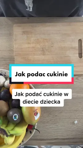 Cukinia ma meutralny smak, pokrojona w paski latwo sie chwyta dlatego stanowi idealny produkt do rozszerzania diety. #rozszerzaniedietyniemowlaka #dietadziecka 