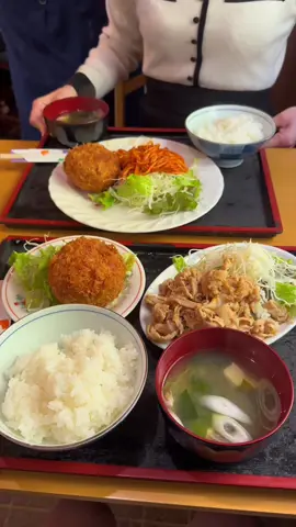 ろくでもない喰いもの屋があるって聞いたので食べてみた！800円でコロッケと生姜焼きがつくという最高コスパ！昔懐かしいホクホクのコロッケと甘辛さが病みつきになる絶品の生姜焼きが美味すぎる😭価格は上げないっていう優しさもあり、いつまでも続けて欲しい定食屋です😭#東京グルメ #japanesefood #tiktokfood  📍ろくでもない喰いもの屋くま 東京都新宿区榎町73 