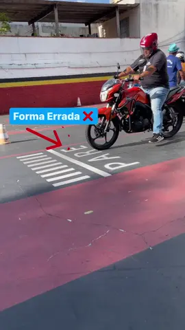 É importante saber onde parar na faixa de PARE, manda para aquela pessoa que não sabia 😅 #autoescola #paizinho #moto #carro #transito #ctb #habilitação #otoque #cnh 