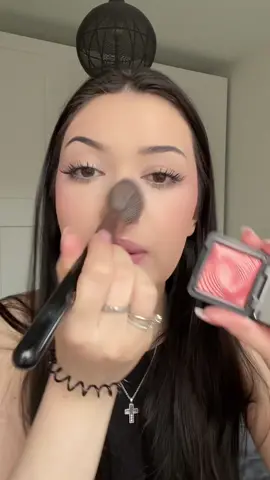 How stunning is the glowy coral powder blush?❤️🥺 blush and highlight in one, and it is also affordable #powderblush #coralblush #glowyblush #blushtopper #makeup #drugstoreblush #kiko #kikomilano