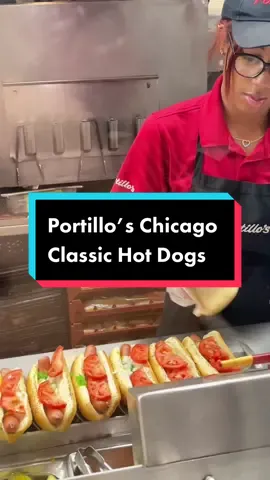 She made them so fast 🤯 would you try them?  Here you can see how they prepare 6 hot dogs in the classic @portilloshotdogs  restaurant in Chicago! This hot dog has a bit of everything, do you want to see my reaction when trying it?😉  #hotdogs #portillos #foodprep #chicagohotdog #fastfood #annaenglish 