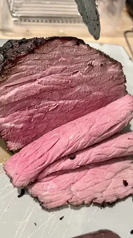 𝐒𝐨𝐮𝐬 𝐯𝐢𝐝𝐞 𝐫𝐨𝐚𝐬𝐭 𝐛𝐞𝐞𝐟. 𝐓𝐡𝐢𝐬 𝐦𝐞𝐭𝐡𝐨𝐝 𝐰𝐚𝐬 𝐮𝐧𝐛𝐞𝐥𝐢𝐞𝐯𝐚𝐛𝐥𝐲 𝐦𝐨𝐢𝐬𝐭 𝐦𝐞𝐥𝐭𝐬 𝐢𝐧 𝐲𝐨𝐮𝐫 𝐦𝐨𝐮𝐭𝐡, 𝐫𝐨𝐚𝐬𝐭 𝐛𝐞𝐞𝐟!      I just followed the recipe from the Anova app for my circulator it called for 135° for nine hours. I did it for seven hours tried it thoroughly covered and clarified butter and seared on a hot charcoal grill.      #thefoodieagent   #Foodie   #sousvide   #sousvide   #foodieblogger   #roastbeef  