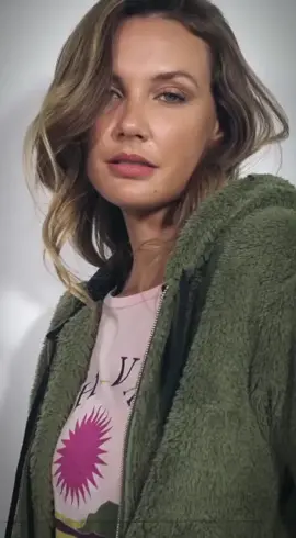 Talia es una campera imperdible para tener en los tres colores!  Vienen con capucha forrada a contratono, bolsillos amplios laterales, manga caída con ruedo irregular. #talia #martinaditrento #campera #eme #life