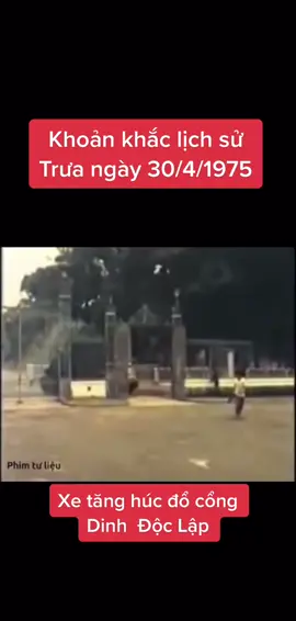 Xe tăng húc đổ cổng Dinh Độc Lập.