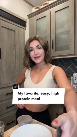 It’s 845, which means it’s 45 minutes past my bedtime and I still need to eat dinner, this is my favorite easy high-protein meal anytime of the day. ##8pmbedtime##bedtimeroutine##easymeal##easymeals##highprotein##highproteinmeals##highproteinbreakfast##highproteinrecipes