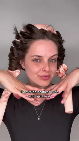 How to use a silk curling rod 🌸🤍✨  (Excuse my face expression) #heatlesscurlstutorial #heatlesscurls #heatlesshair #heatlesswaves #silkcurls #silkcurlingrod #viralhair #healthyhairtips #hairtutorial 