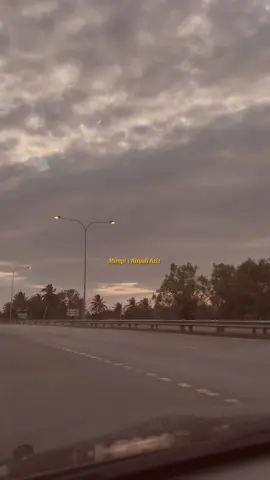 mimpi aisyah aziz lirik video #liriklagu #laguviral #lagumalaysia #InspirasiRaya #lirikvideo #sesaatkauhadir  #CapCut 