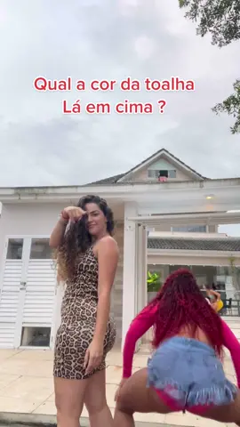 Qual a cor da toalha la em cima ?