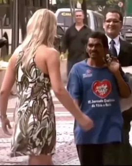 Poor man😭😂…  #fypシ #viral #tiktok #goviral #fyyyyyyyyyyyyyyyy #fyp #kofitheexplorer #foryou #hug #Love #explore #lmao #funnyvideos #trend #prank #funny #trendingvideo #zxycba 