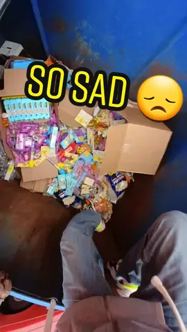 Watch this !! Real live dumpster dive . Disgusting food waste !! DONATE!!  #dumpsterdiveking #dumpsterdiving #food #donate #sad #disgusting 