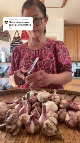 Replying to @jhen222 Peeling freshly dug Spring Garlic from local Farmers for pickling process. Recipe click here 👉@sovannascooking 