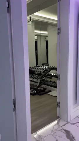 Just a small home gym. #interiordesign #interior #myinterior #hometour #lookatme #housetour #tour #design #myhomes #exclusivehome #luxuryhomes #gymtour 