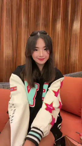 Akala ko madali lang sumayaw kahit may ibang tao :( nakakahiya pala HAHAHAHAHAHAHA