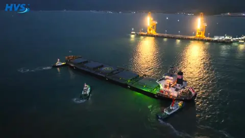 Một con tàu chở hàng rời cập cảng Vân Phong nước ta ⚓