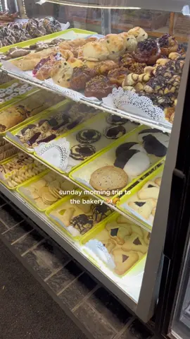 a quick bakery run #bakery #sundaymorning #morningroutine #croissant #pastries #breakfast #sundayroutine #bakeryrun #cafe 