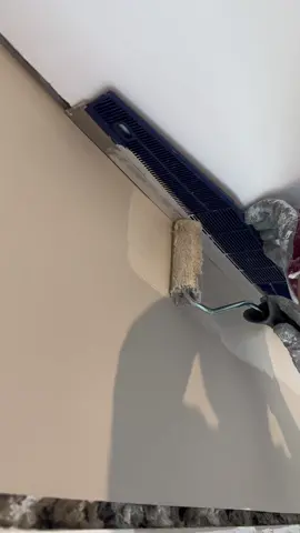 How to paint edges without tape✨#fyp #renovation #livingroom #houserenovation #paintwall #oppussing #renoprogress #paintinghacks 