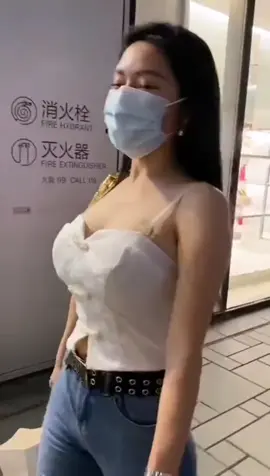 街拍身材天花板，紧身牛仔裤