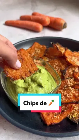 CHIPS DE ZANAHORIA CON MAYONESA DE CILANTRO, de los aperitivos más fáciles, ricos y saludables que va a probar. 🙋‍♀️Si eres fan de las recetas fáciles, deliciosas y divertidas, tienes que probar a hacer estos chips de zanahoria, así que GUARDA, COMPARTE o ETIQUETA a esa persona que sabes que le pueden volver loco. 🌿Ingredientes para picoteo de 4 personas: 🌱4 Zanahorias 🌱Sal al gusto 🌱Aceite de oliva virgen extra al gusto 🌱1/2 taza de queso parmesano rallado  🥣Elaboración: 🥕 Pelamos y cortamos las zanahorias en trocitos de unos 5 centímetros. ⏰ Llevamos a hervir durante 20 minutos. 🥕Cortamos por la mitad cada trocito de zanahoria. 🥕Los ponemos en una fuente con papel de hornear, le ponemos un trocito de papel de hornear encima y aplastamos con un vaso, el papel es para que no se pegue al vaso. 🥕Les echamos sal, unas gotas de aceite de oliva, yo uso el spray de mercadona de aceite de oliva virgen extra y rallamos queso parmesano. ⏰ Ahora al horno durante 30/40 minutos a 180 grados, o hasta que veas que están doradas. ⏰También las puedes hacer en freidora de aire, serán 15 minutos a 180 grados. 👉Servimos con la mayonesa de aguacate y a disfrutarlos. 👉La mayonesa de cilantro la encontrarás en mi publicación anterior, queda súper rica y es muy versátil. El error ha sido mio al decir de aguacate, tanta receta me vielve la cabeza loca 🤪 🥰Espero que os gusten tanto como a mí, gracias por todos vuestros comentarios y por estar ahí día a día. #chipsdezanahoria #crujientesdezanahoria #zanahoria #carrotcrispy #crispy #carrot #aperitivosaludable #picoteosaludable #aperitivofacil #recetasquefuncionan #alimentacionsaludable #recetasfaciles #crunchycarrots #EasyRecipes #foodpic #recetasexpress 