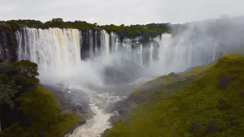 Quase não há palavras para descrever as paisagens de Malanje mas com certeza são de tirar o fôlego! É impossível não se encantar com tanta beleza natural, quer seja pela imensidão das montanhas ou pela calmaria das águas, a natureza aqui é realmente espetacular. Não deixes de visitar Malanje e desfrutar de toda essa beleza! __ 📷 @Katiooliveira📍Malanje . #ViewsOfAngola  #Angola #MalanjeAngola