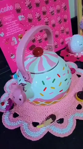 ela é perfeitaaaa,e eu posso provar 🧁🧁🩷🩷🌸🌸 . . . #fofurinhasdaglau #cozinharosa #chaleirarosa #casarosa #chaleiraporquinho #chaleiracupcake #chaleiraimportada #chaleiraesmaltada 