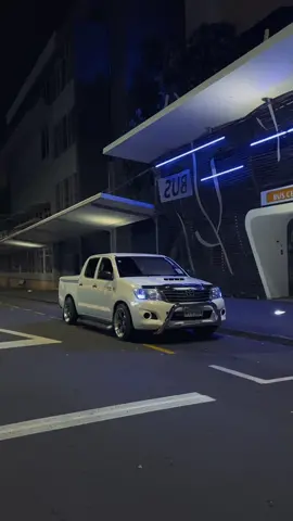 bus 😩 #lowlux #lowluxlife #lux #hilux #loweredlifestyle #utesofnz #capcut #viral #viralvideo #nz #nztiktok #fyp #foryou #foryoupage #modivation 