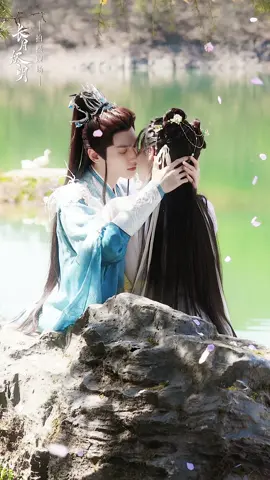 Người tập trung tu hành người cấp tốc tu vô tình đạo, trừ ma vệ đạo đồ á, vậy 2 người hôn nhau toè mỏ là ai đây :))) là aiiii #truongnguyettanminh #lavanhi #bachloc #xh 